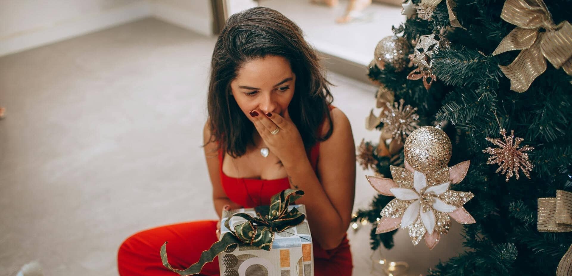 12 Festive Christmas Gender Reveal Ideas (2026) | Peerspace